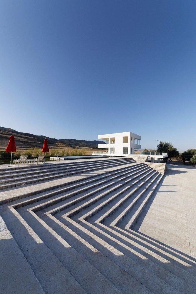 白房子/ ZAV Architects