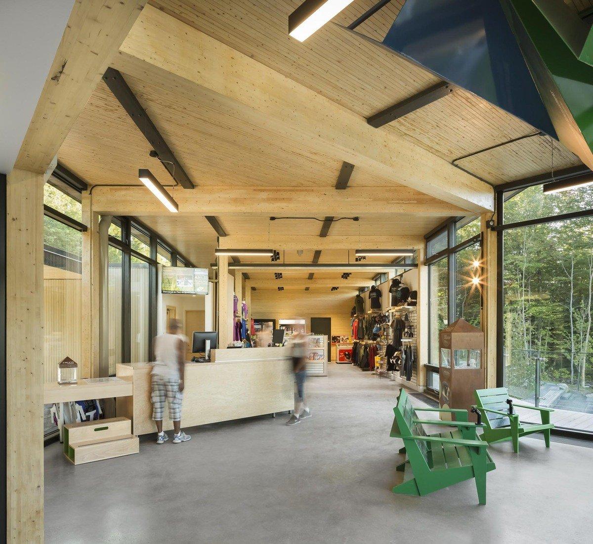 Stukely湖边的黑房子 / ANNE CARRIER ARCHITECTE