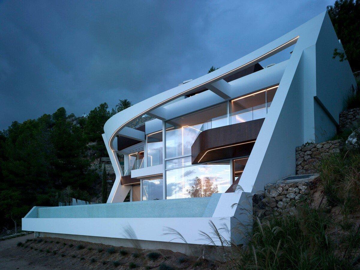 一个妖娆的山中白房子 / RGB arquitectos