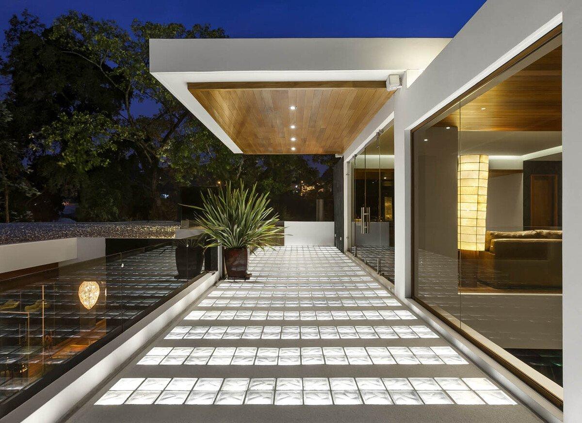 曲径通幽，草木深处的自然之家  / Valls Arquitectos
