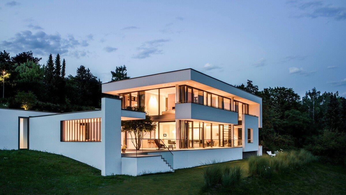山坡上明亮的玻璃房子 / Fuchs Wacker Architekten