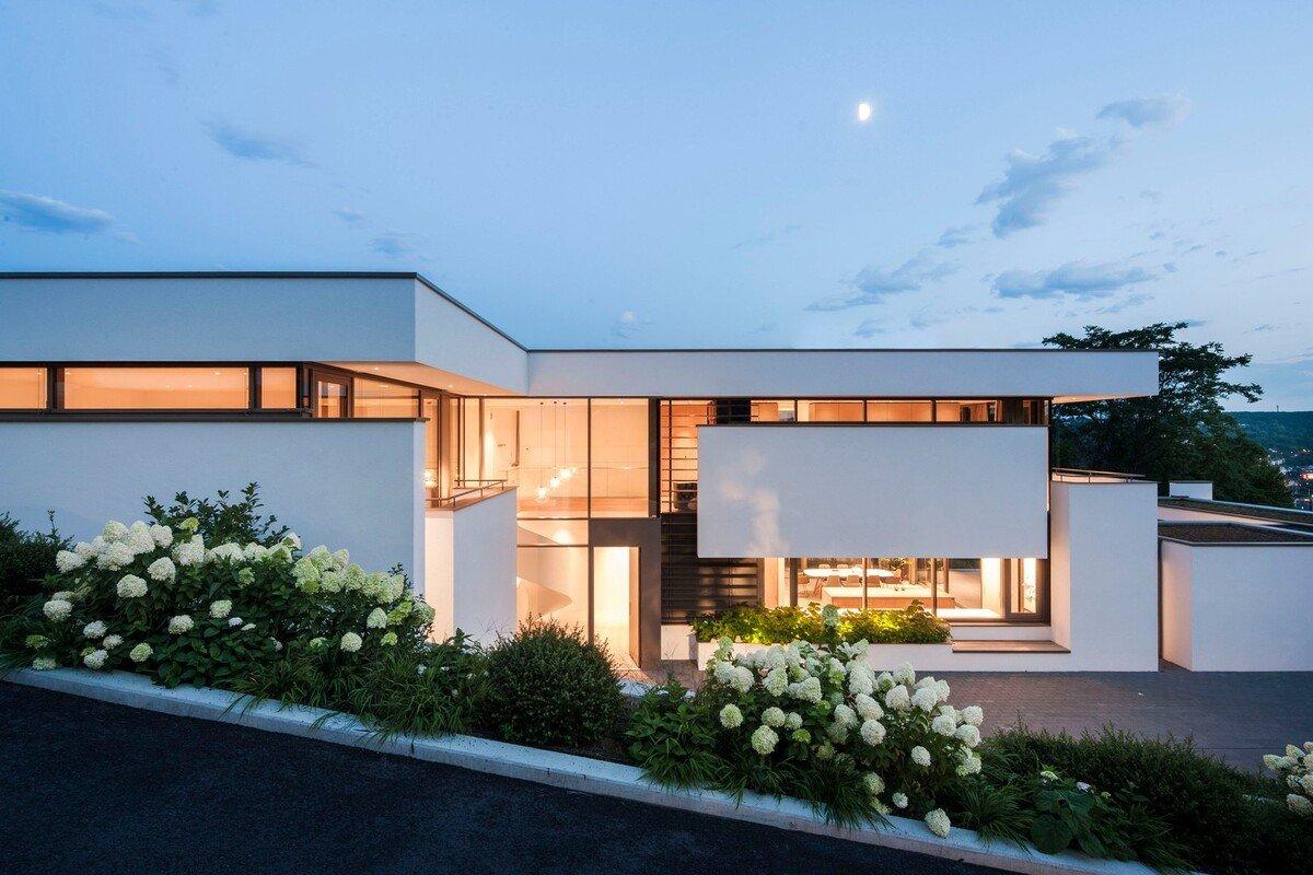 山坡上明亮的玻璃房子 / Fuchs Wacker Architekten