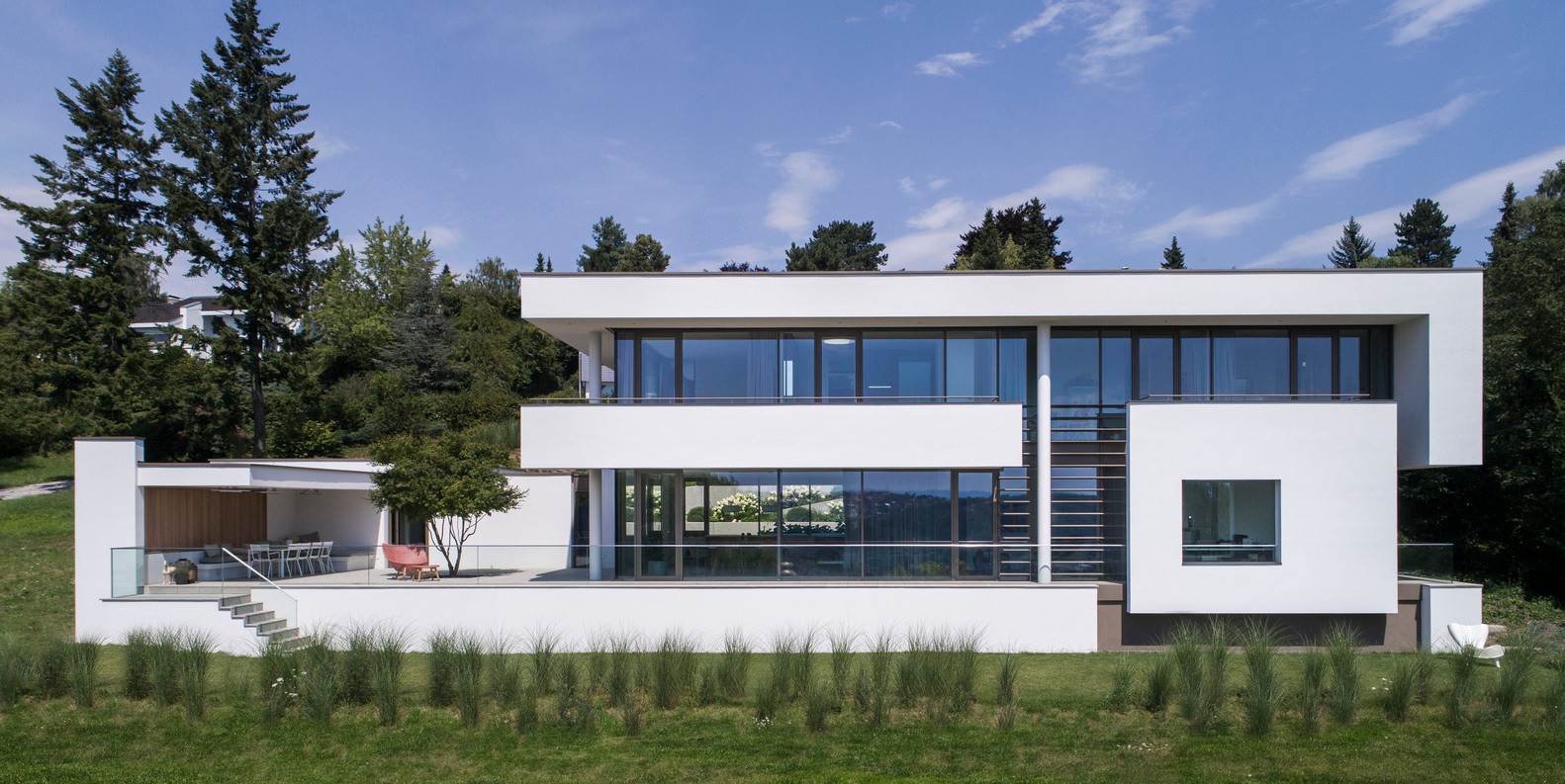山坡上明亮的玻璃房子 \/ Fuchs Wacker Architekten