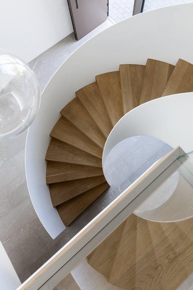山坡上明亮的玻璃房子 / Fuchs Wacker Architekten
