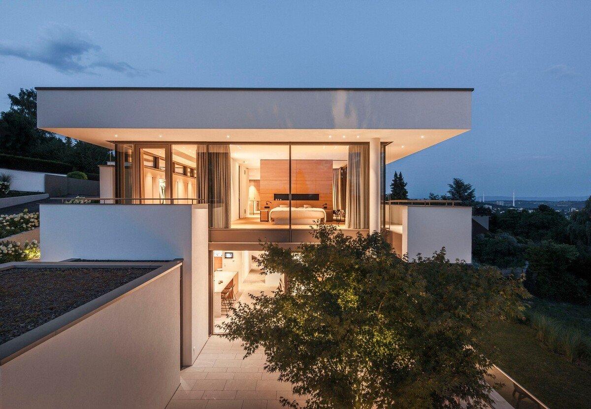 山坡上明亮的玻璃房子 / Fuchs Wacker Architekten