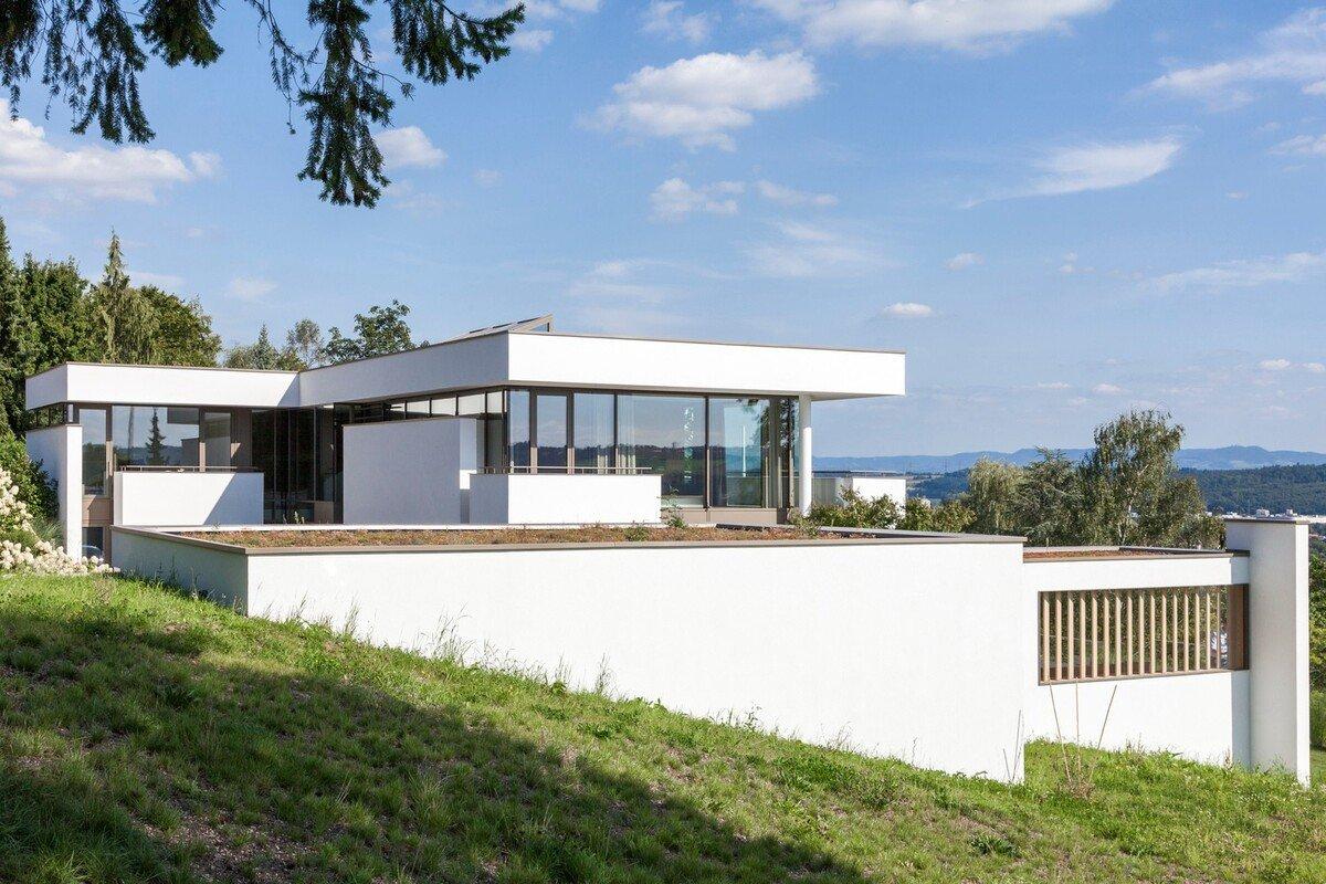 山坡上明亮的玻璃房子 / Fuchs Wacker Architekten