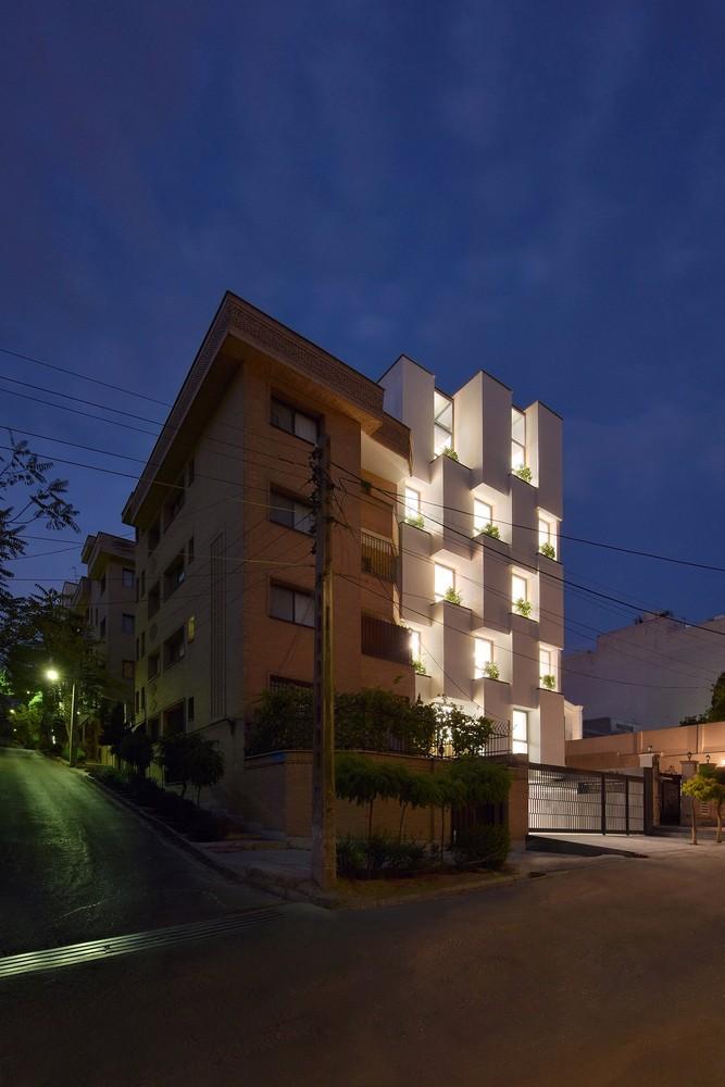一栋建筑只做一个立面：伊朗棋盘格办公楼