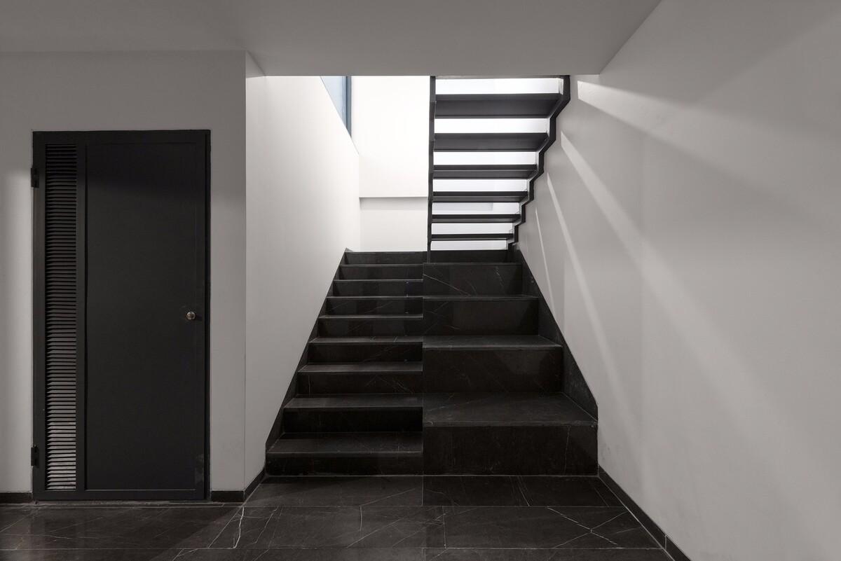 一栋建筑只做一个立面：伊朗棋盘格办公楼