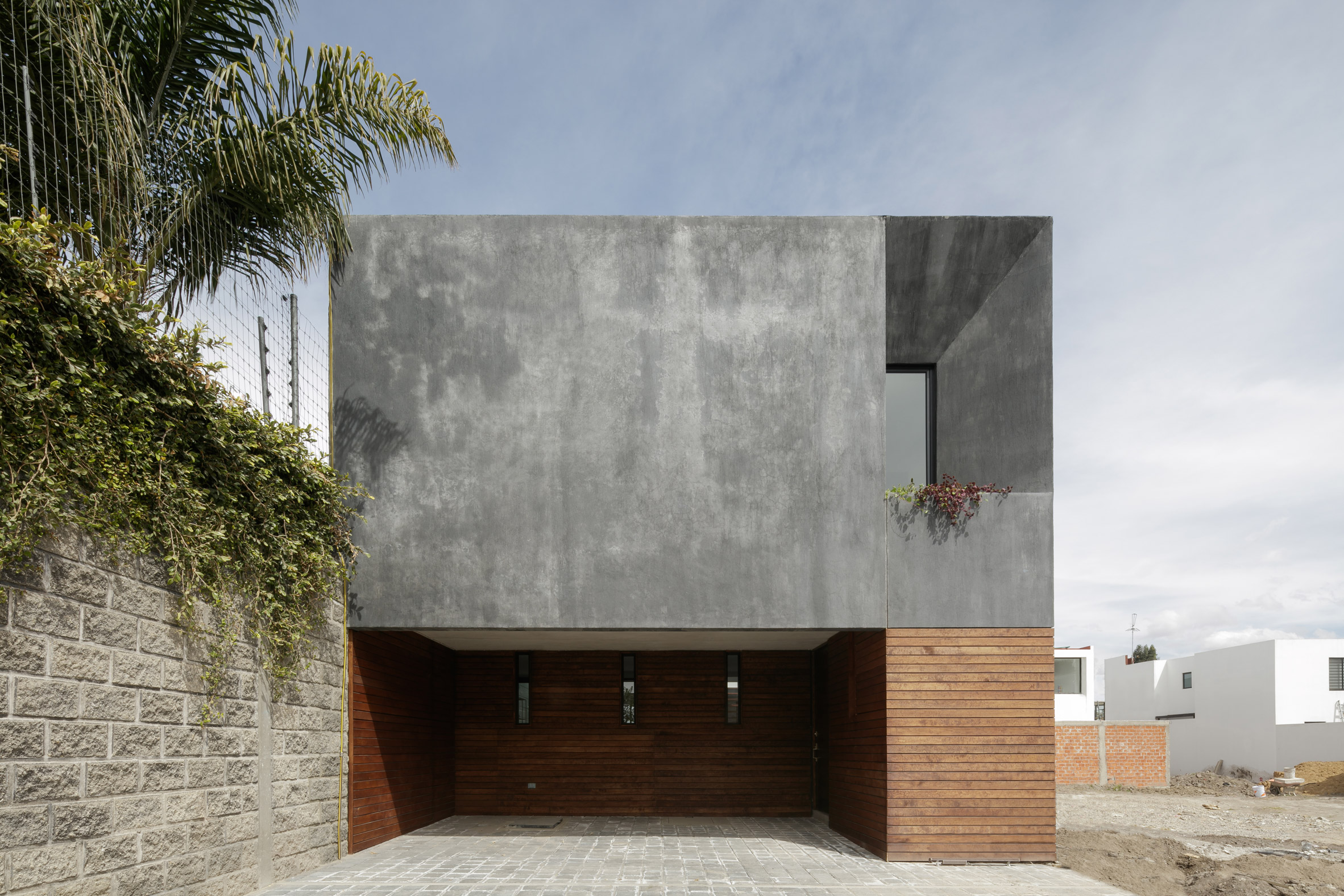 casa-once-espacio-18-arquitectura-cueto-architecture-puebla-mexico-_dezeen_2364_col_3.jpg