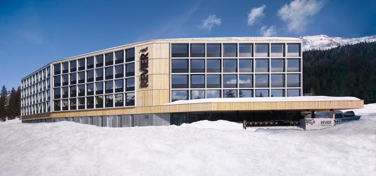 伴连绵雪山入眠：瑞士河畔酒店