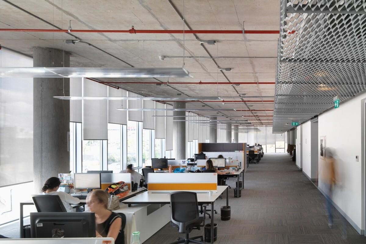 多乌什技术中心——通透的体量形成不间断的视觉联系