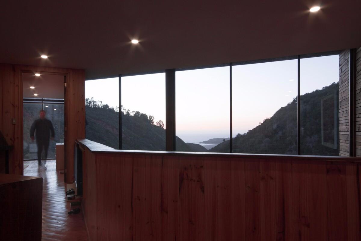 以朝向海面景观露台为核心的智利住宅