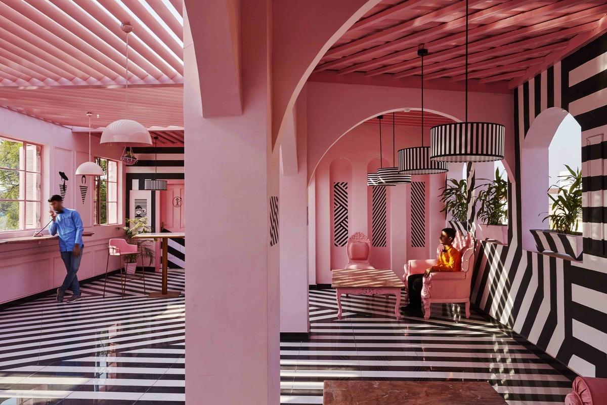 粉红建筑的‘斑马套装’ / Renesa Architecture Design Interiors