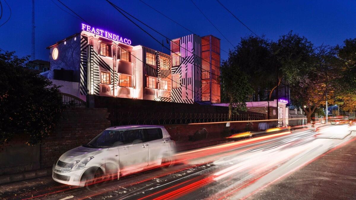粉红建筑的‘斑马套装’ / Renesa Architecture Design Interiors