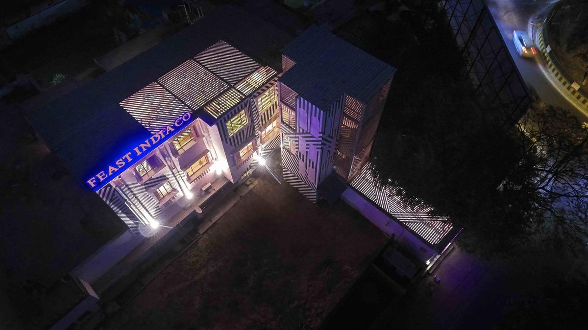 粉红建筑的‘斑马套装’ / Renesa Architecture Design Interiors
