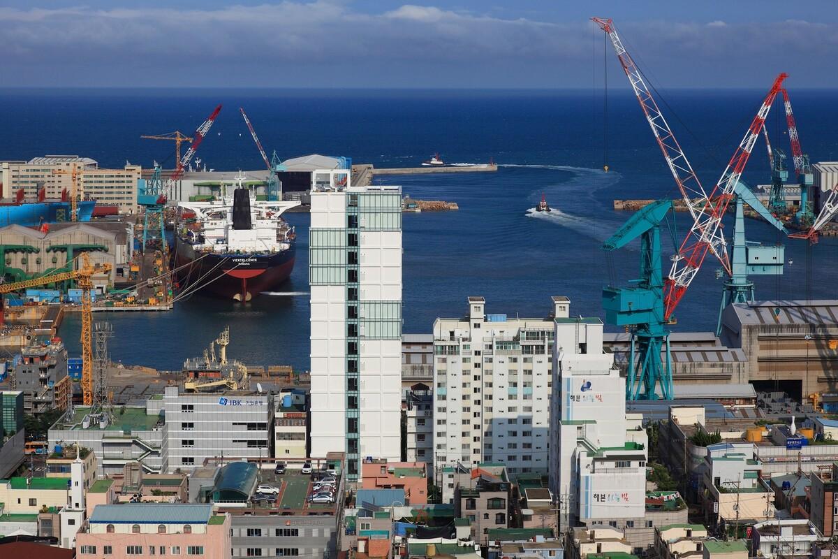 以海洋景观为蓝本，设计出这座“垂直的海洋”