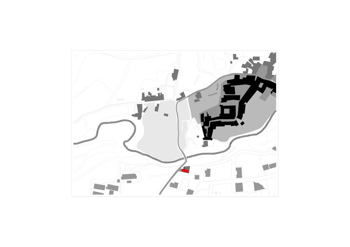 自由开闭，草坡上的悬挑住宅