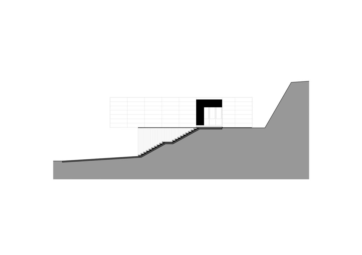 自由开闭，草坡上的悬挑住宅