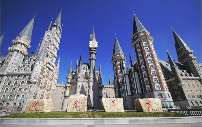 △《哈利波特》中的霍格沃茨魔法学院   这哪是河北美术学院     △