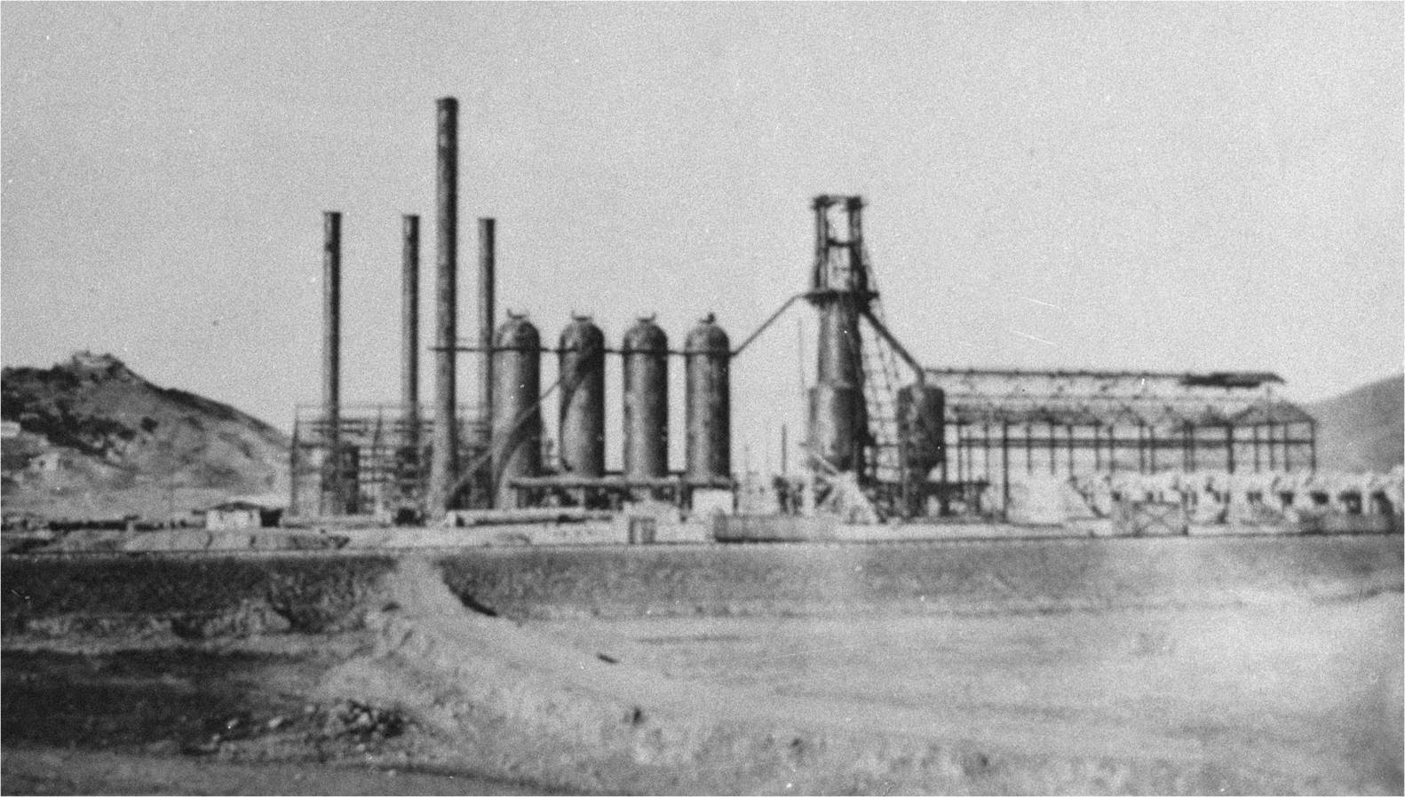 2.石景山炼厂建厂初期从美国进口的高炉.jpg