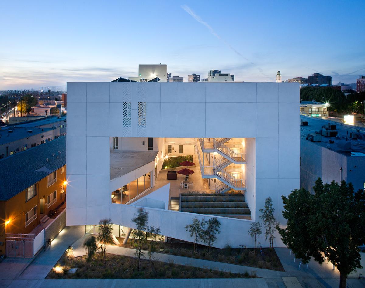 12_six-brooks-scarpa-architecture-los-angeles-california-housing-affordable_dezeen_17.jpg