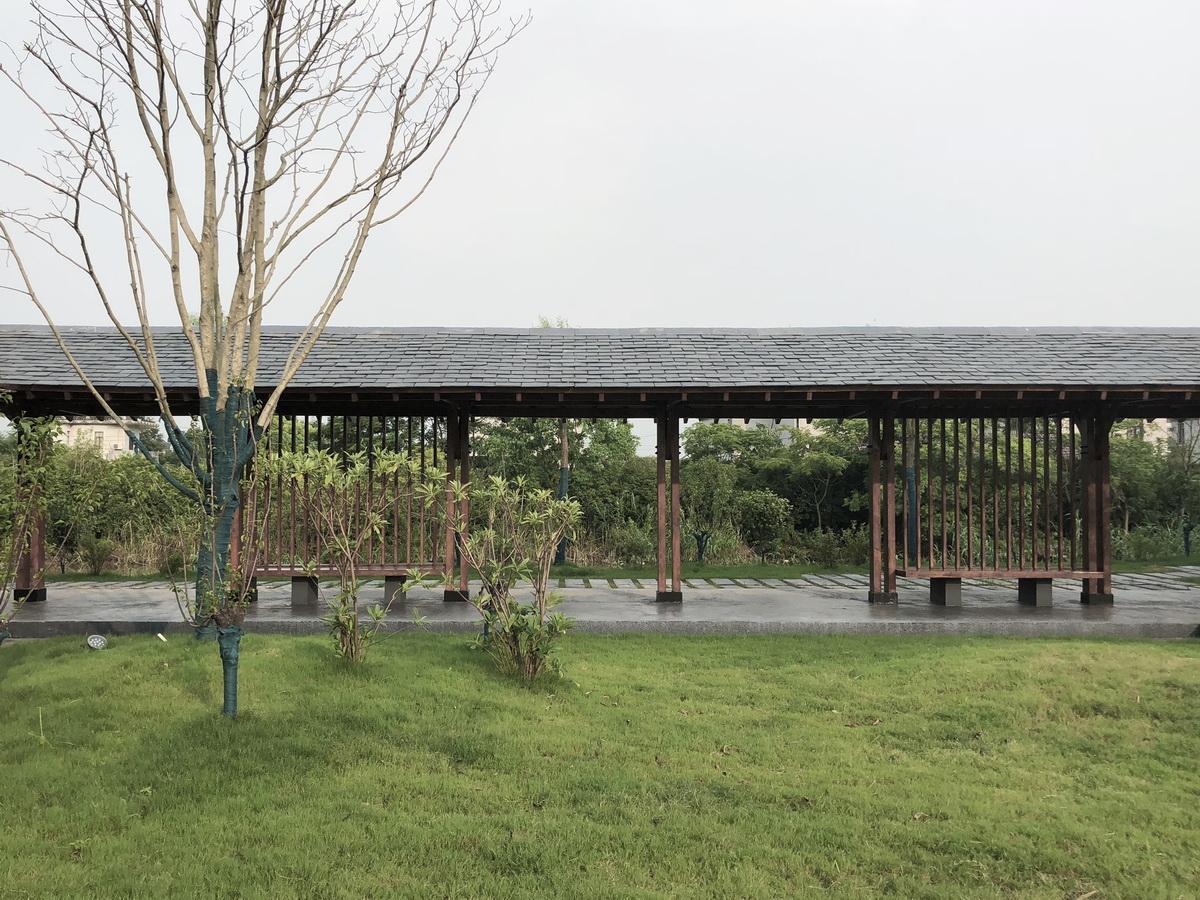1544087395462739.jpg 调整大小 15 透过独柱回廊看河畔.jpg