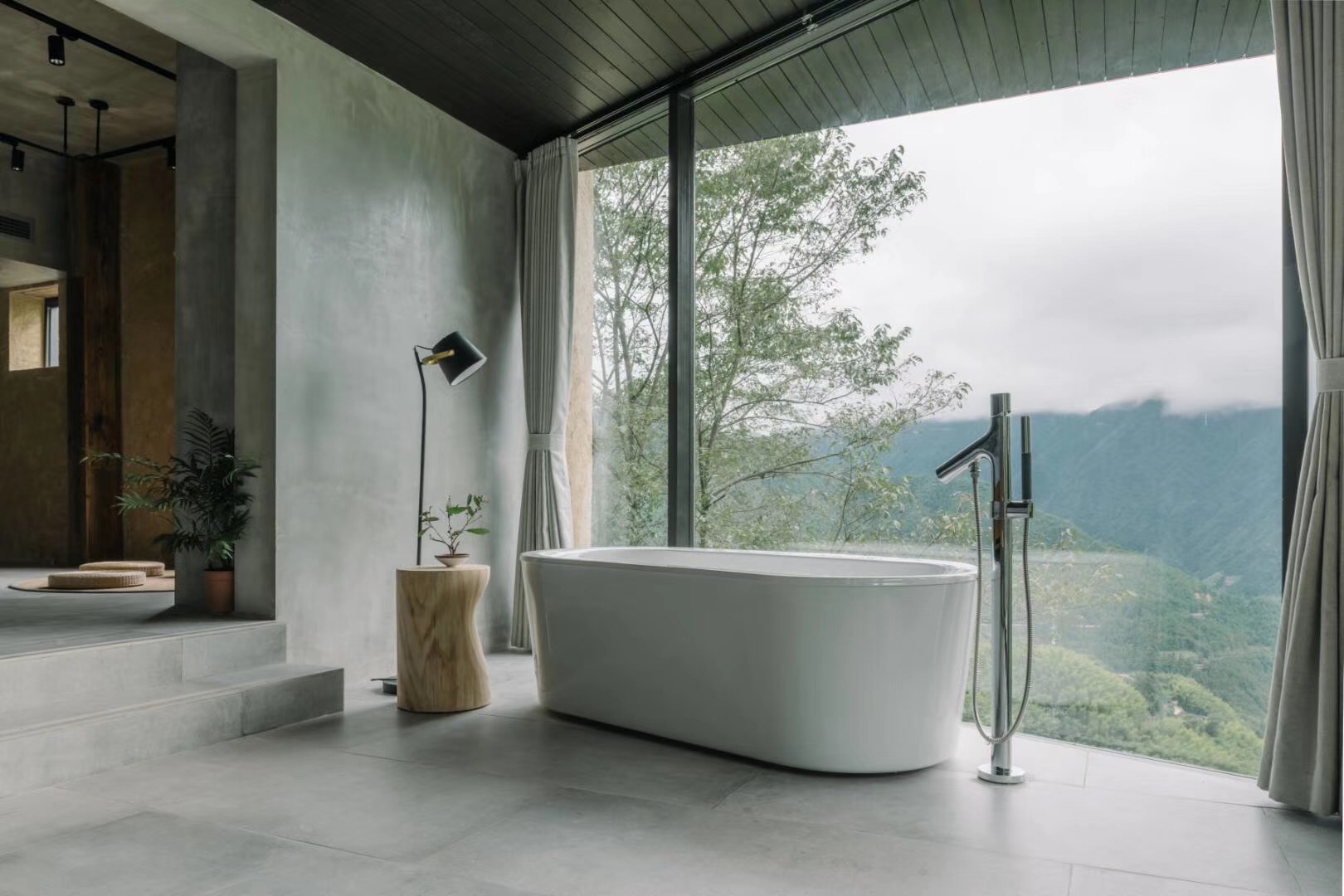 开放的浴缸，可以透过落地窗欣赏自然风景©史佳鑫.JPG