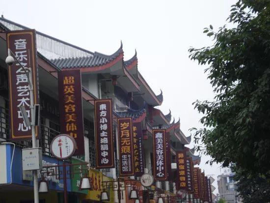 中国的街道都被统一店招毁了说好的审美呢没了烟火气也就没了灵魂