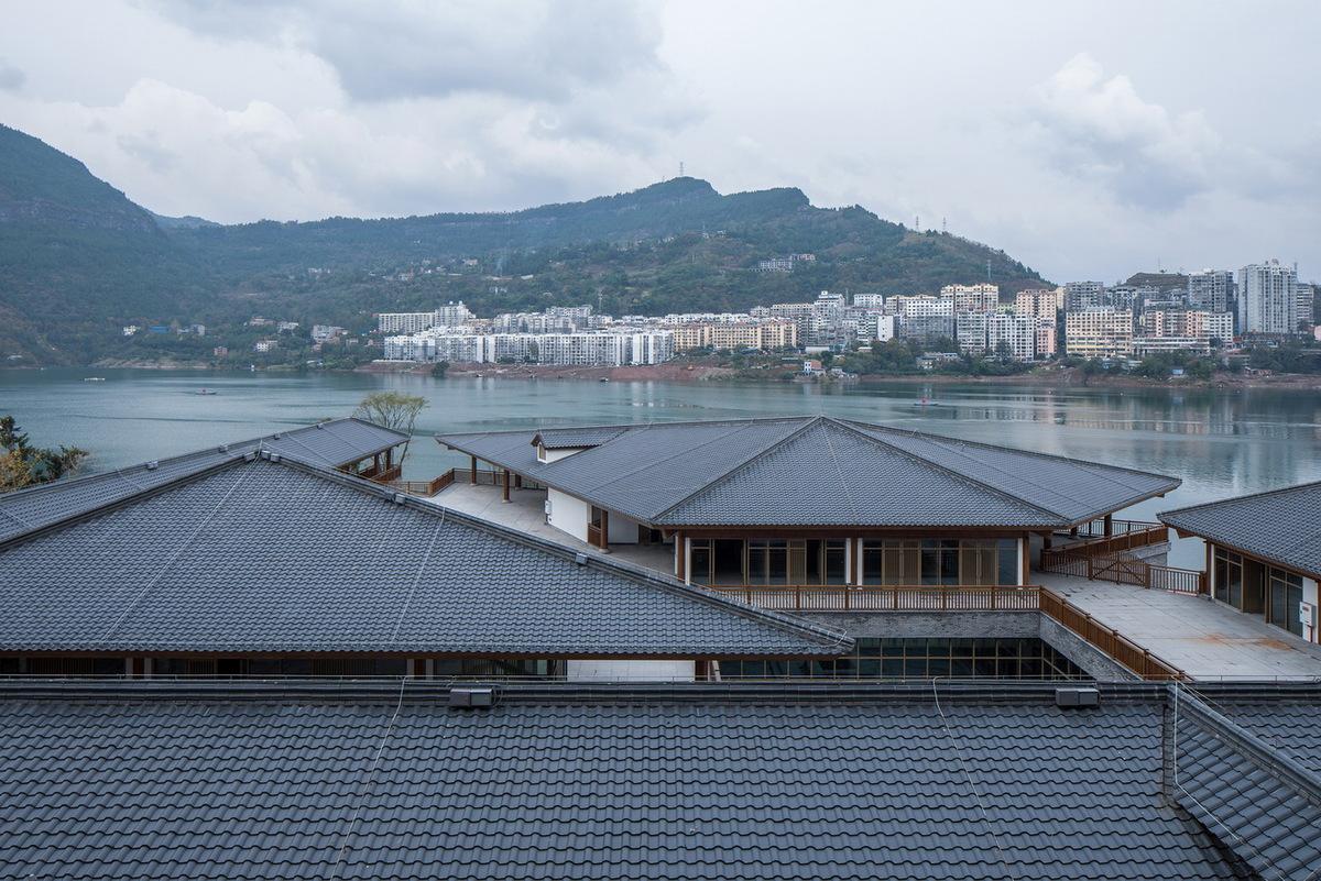 1545295775226529.jpg 调整大小 20 - 坡屋顶沿着江面漂浮展开 the Sloping Roof Floats along the River.jpg