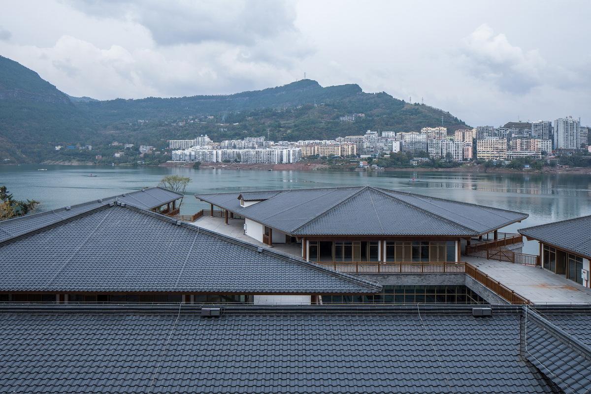 调整大小 20 - 坡屋顶沿着江面漂浮展开 the Sloping Roof Floats along the River.jpg