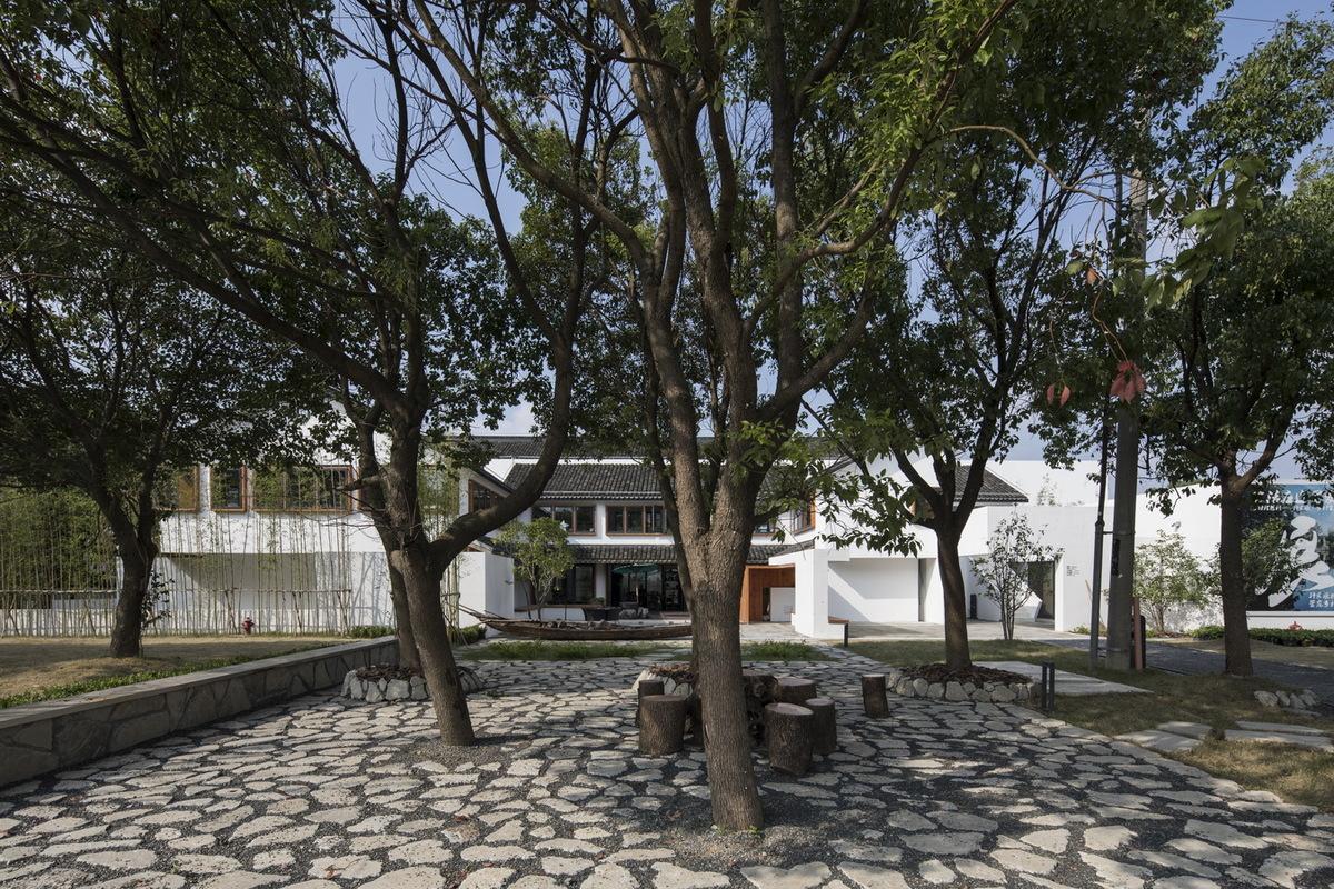 1545365142258619.jpg 调整大小 建筑南侧庭院.jpg