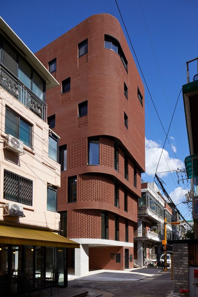 用红砖砌造的巨大漏斗：3/1住宅