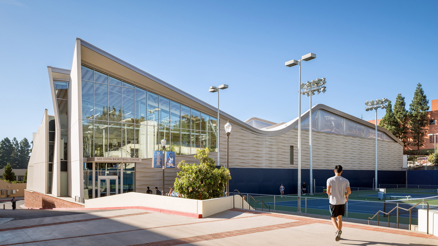 调整大小 ucla-basketball-facility-kevin-daly-architects-architecture-los-angeles-california-usa_dezeen_2364_col_7.jpg