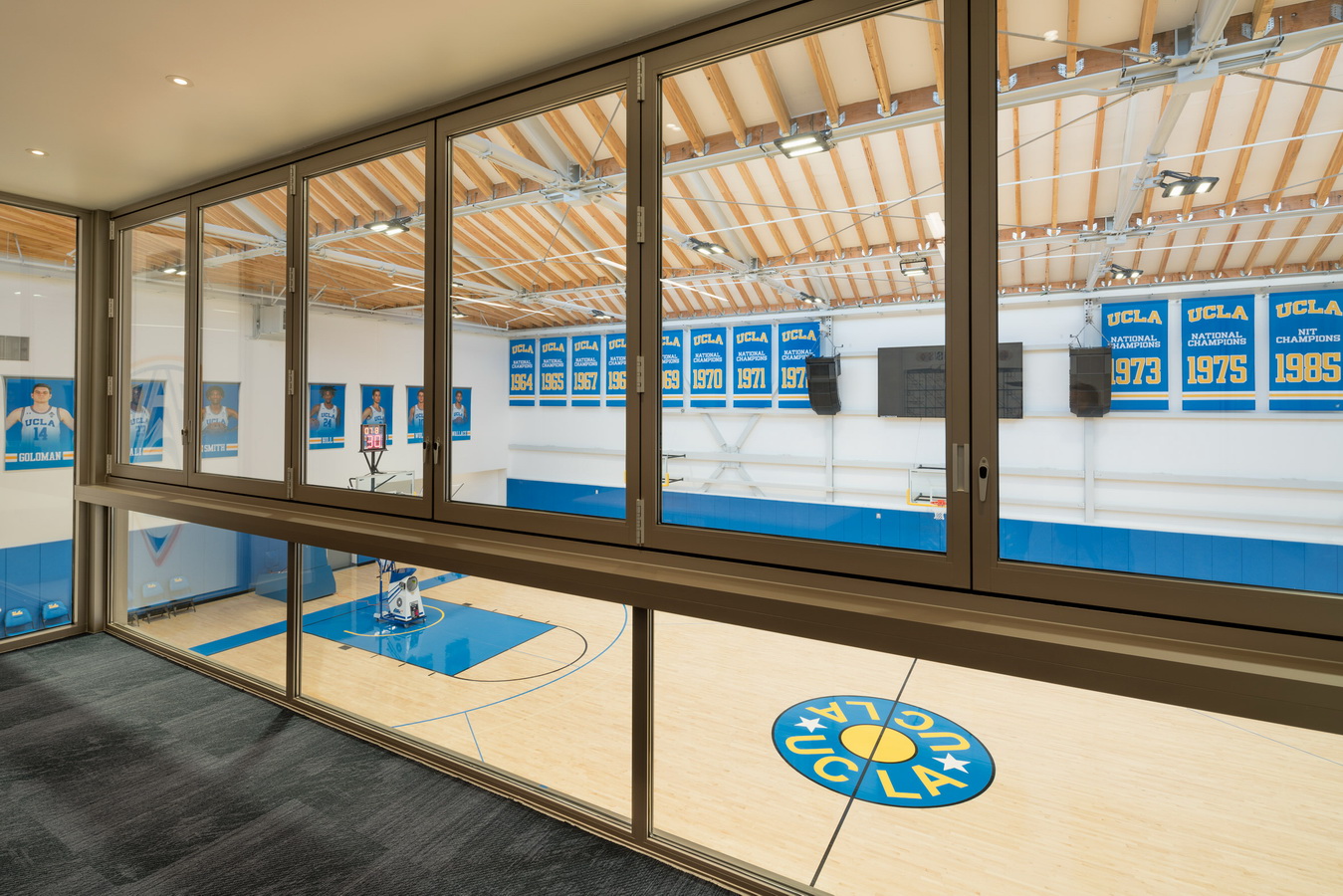 调整大小 ucla-basketball-facility-kevin-daly-architects-architecture-los-angeles-california-usa_dezeen_2364_col_0.jpg