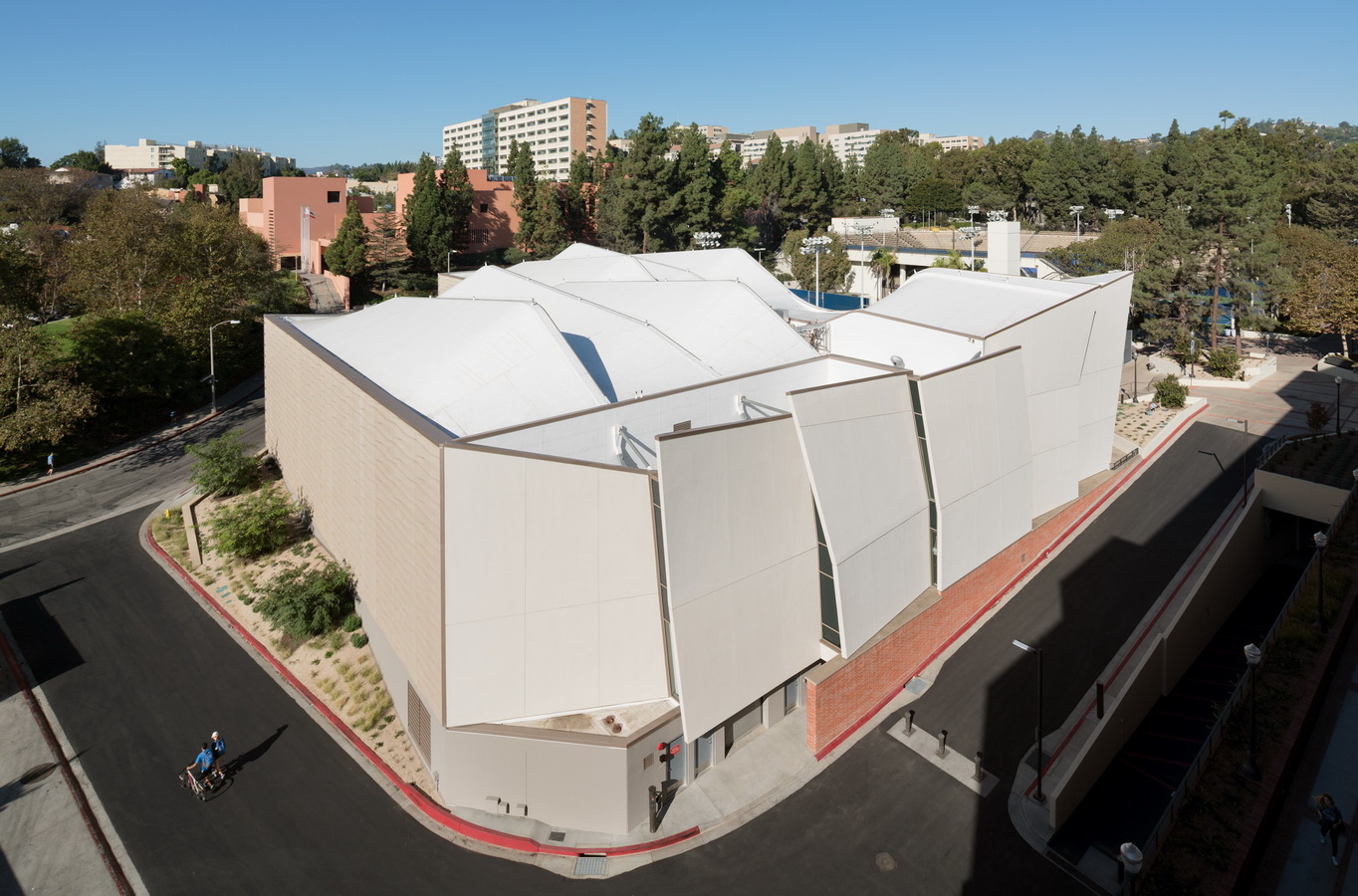 调整大小 ucla-basketball-facility-kevin-daly-architects-architecture-los-angeles-california-usa_dezeen_2364_col_8.jpg