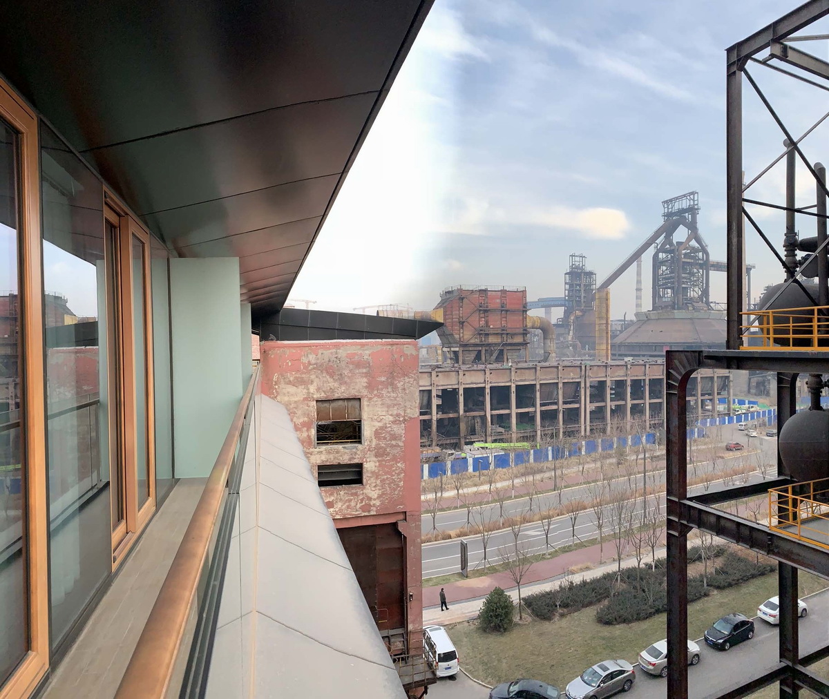 e7_19-由客房阳台远眺首钢工业景观.jpg