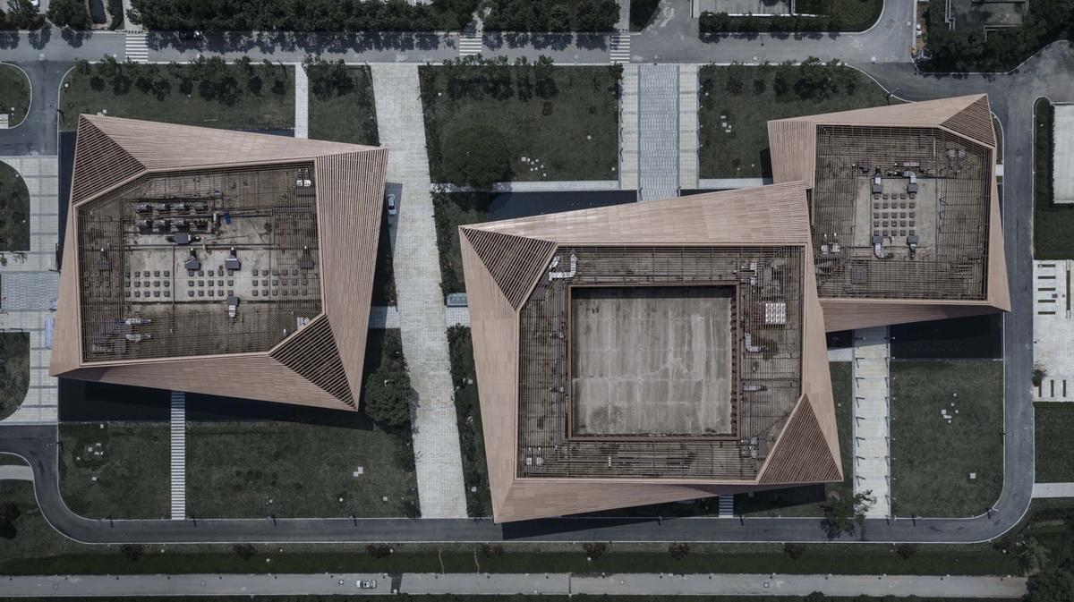 1558667015383644.jpg b1_建筑屋顶鸟瞰_.侯博文.jpg