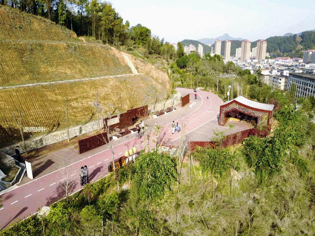 1558926623185887.jpg 调整大小 22观凤台驿站 红色锈钢与红色土壤融合.jpg