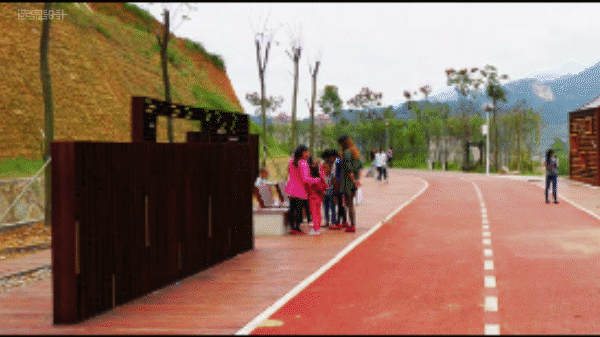 1558926733602645.gif 26虚实变化的锈钢景墙 成为儿童游憩互动场所(动图).gif