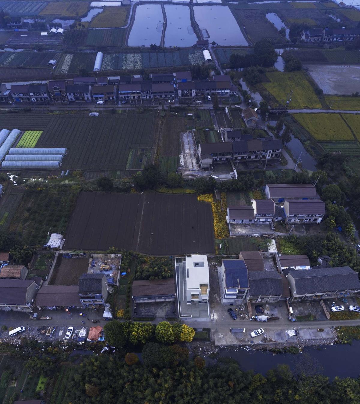 1562910748344247.jpg l1_Aerial_view_of_the_house_and_surroundings_.Yao_Li.jpg