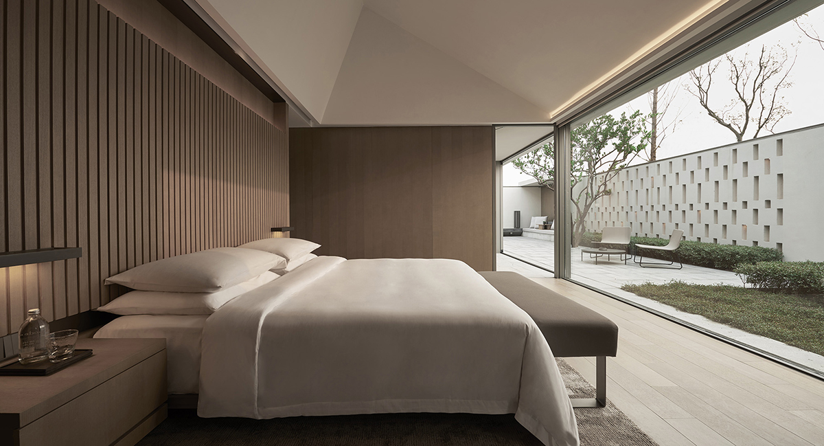 09极小的室内外高差将建筑与自然环境联结为一个完整的体系Alila Wuzhen - Accommodation - Pool Villa - Bedroom (2).jpg