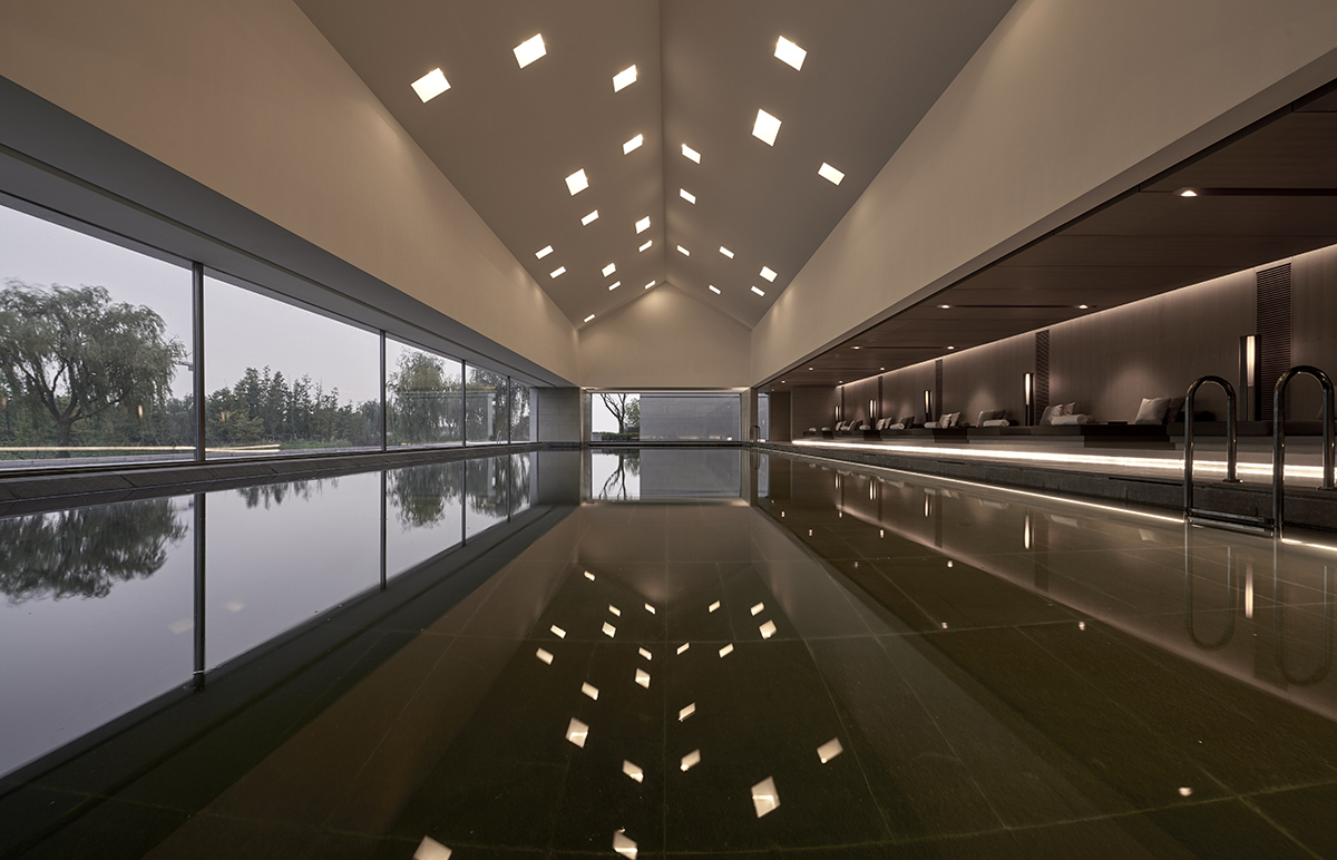 10泳池面向湿地打开，人的视野延伸向无限的自然之中Alila Wuzhen - Facilities -Indoor Swimming Pool at Sunset.jpg