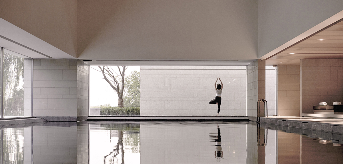 11泳池面向湿地打开，人的视野延伸向无限的自然之Alila Wuzhen -Wellness - Yoga 02.jpg