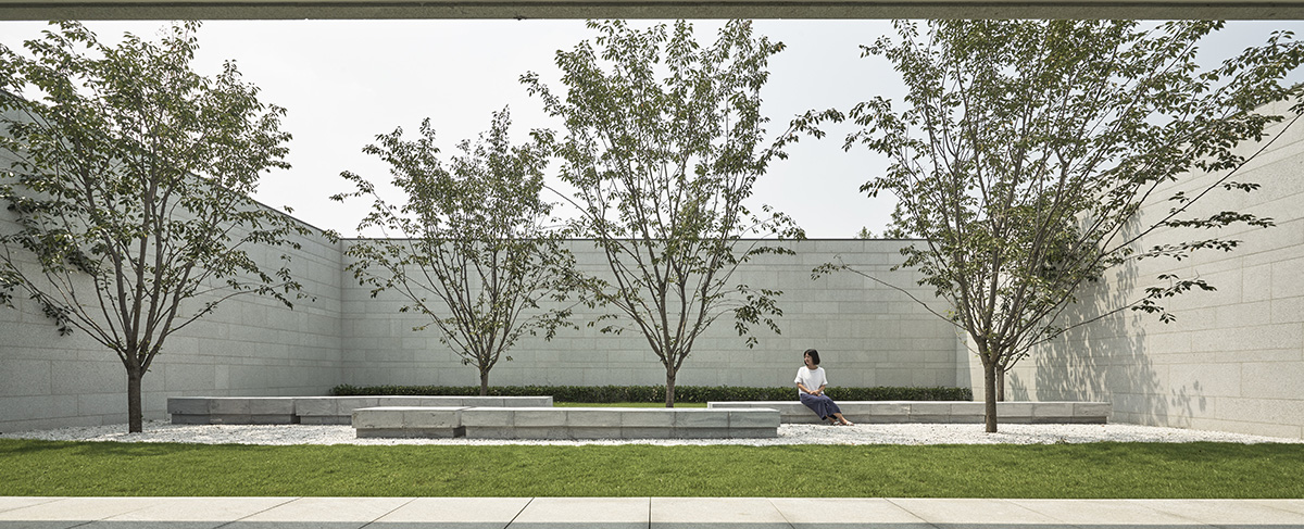 15 阿丽拉乌镇为自然与人建立起一种静谧的连接Alila Wuzhen - Facilities - Lobby Outdoor Seating Area.jpg
