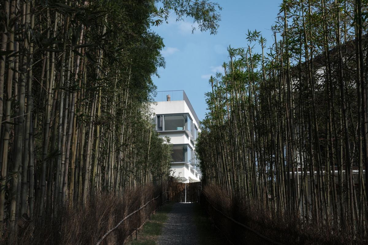 1572494655563201.jpg 调整大小 竹林结束的地方,通过两扇竹门,建筑才豁然开朗地展现在人们面前.jpg