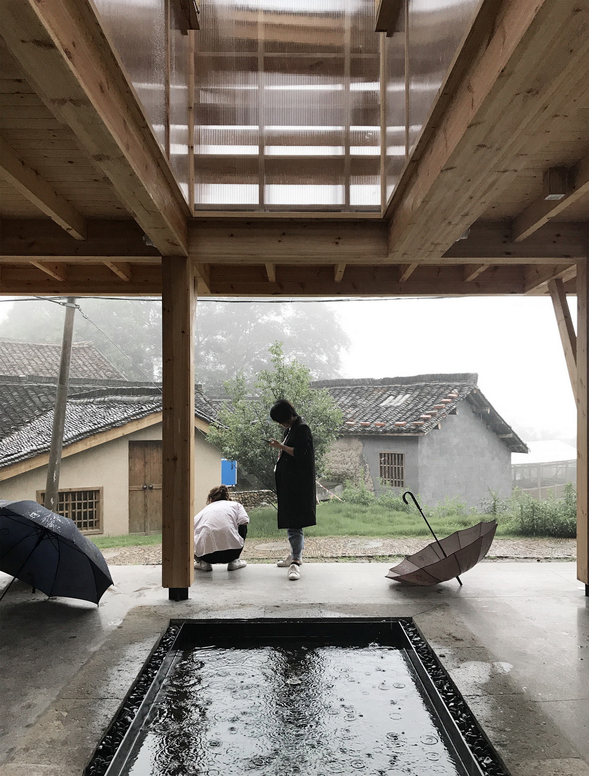 23.雨水落入天井 Rain falling into the patio_调整大小.jpg