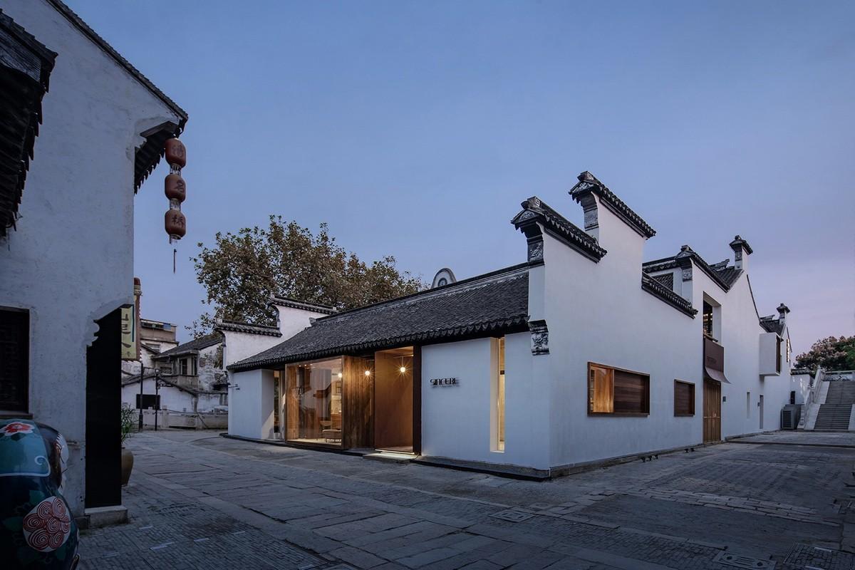 白墙黛瓦下营造现代温暖空间,挚舍南禅观水酒店 / 本哲建筑