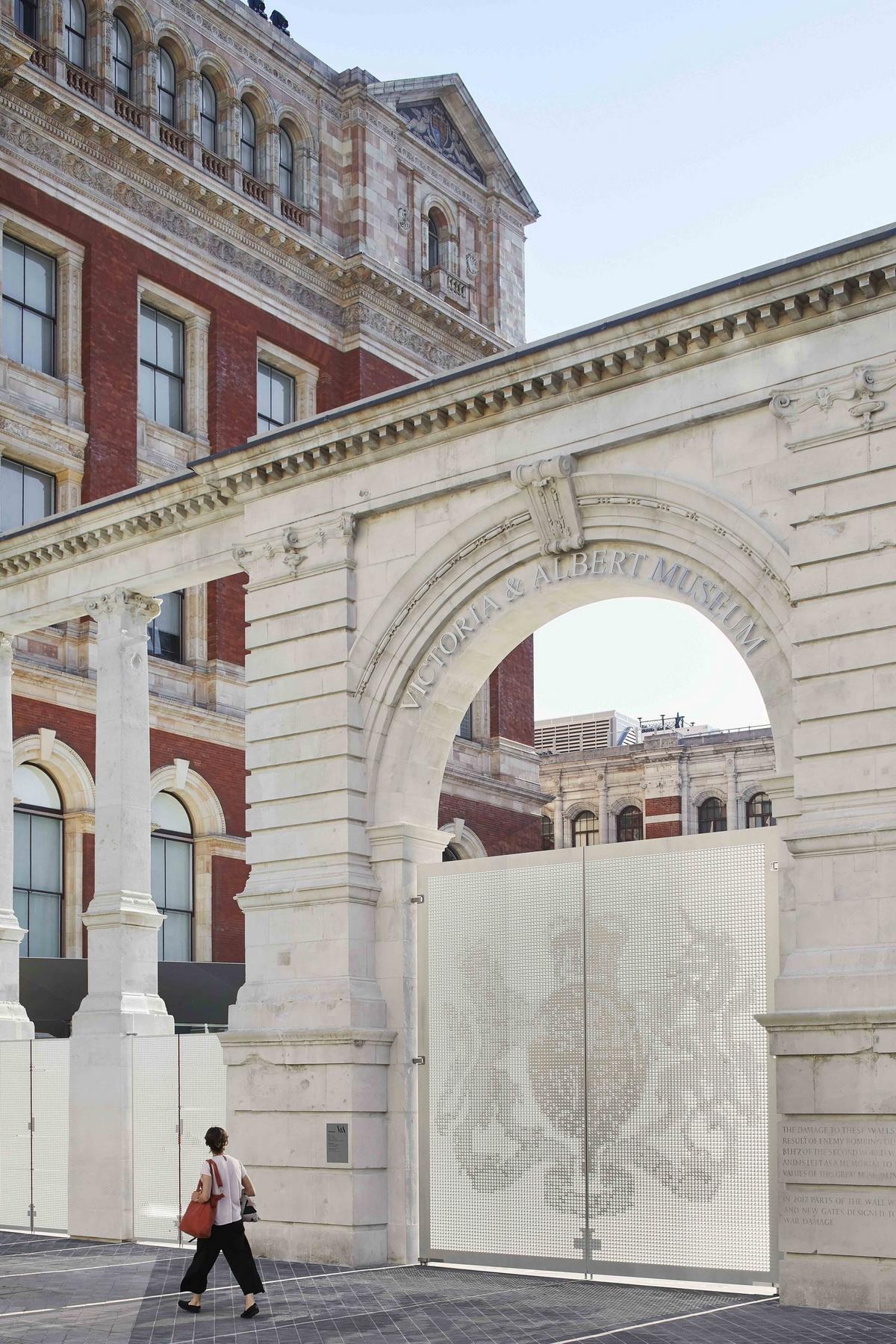 1591772917867248.jpg d3 _The_Aston_Webb_Screen_with_gates_closed__the_V_A_Exhibition_Road_Quarter__designed_by_AL_A_©Hufton_Crow_调整大小.jpg