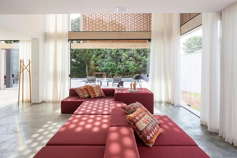 bloco-arquitetos-casa-grid-house-brasilia-designboom-05.webp.jpg