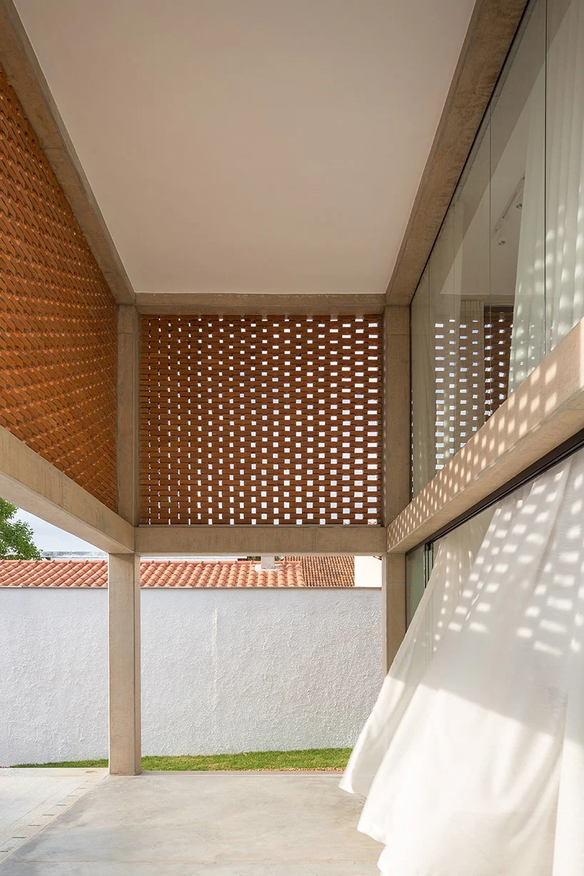 bloco-arquitetos-casa-grid-house-brasilia-designboom-11.webp.jpg